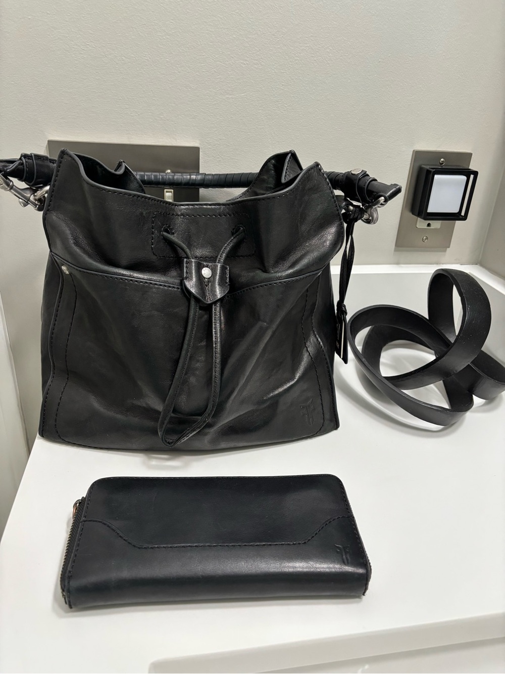 Frye Demi Hobo Shoulder Bag / Tote in Black Leather and Wallet - Picture 2 of 12